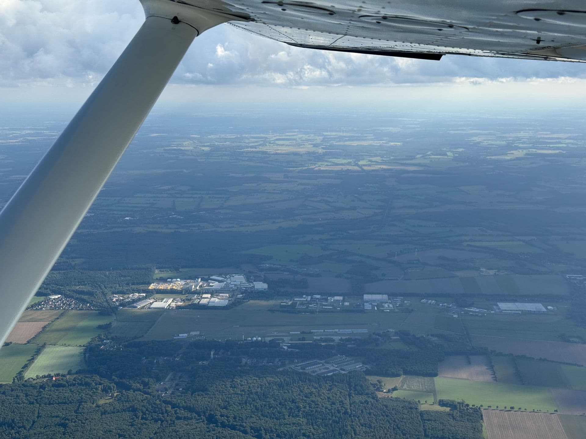 Luftaufnahme vom Flugplatz EDXQ.